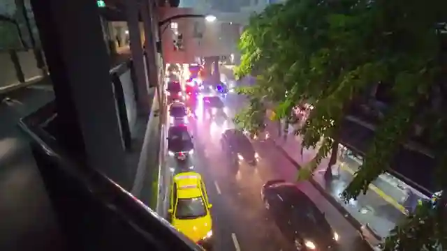 exploring-bangkoks-night-market-and-monsoon-adventures