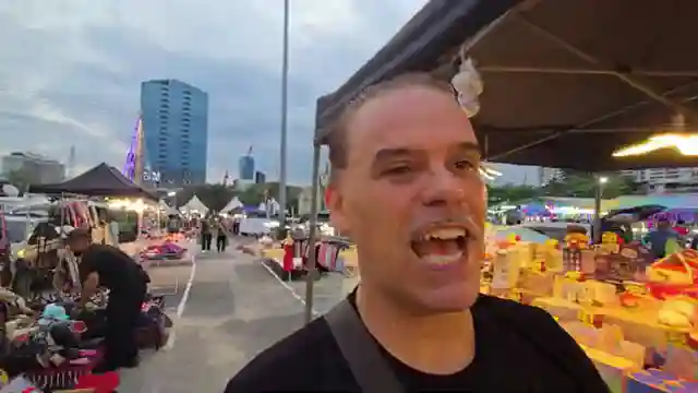 exploring-leapwan-dan-naramit-night-market-a-taste-of-authentic-bangkok
